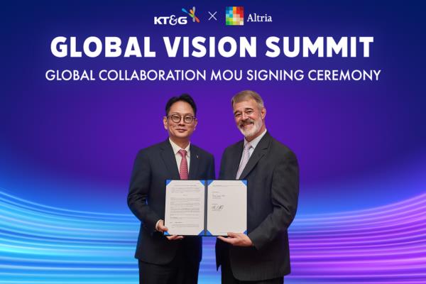KT&G CEO Bang Kyung-man and Altria CEO Billy Gifford pose for a photo at the signing ceremony in Seoul on Tuesday. (KT&G)