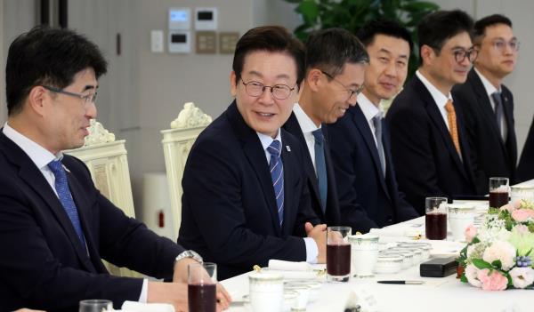 President Lee Jae Myung (second from left) meets with stock analysts at the presidential office in Yongsan-gu, Seoul, Thursday. (Yonhap)