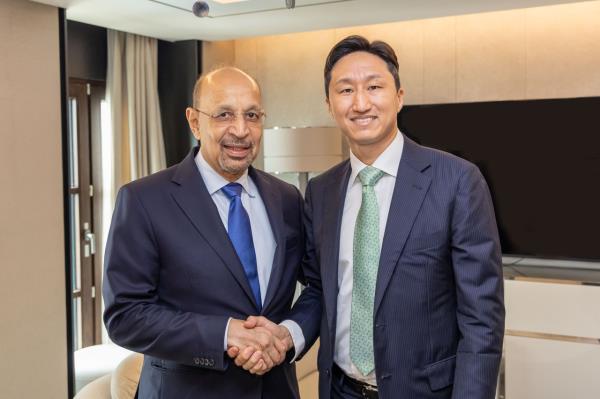 HD Hyundai Executive Vice Chair Chung Ki-sun (right) and Saudi Arabia’s Investment Minister Khalid Al Falih shake hands after discussing a business partnership on Thursday in Seoul. (HD Hyundai)