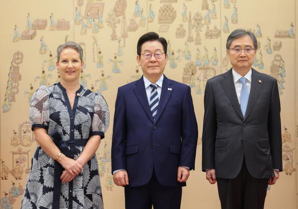 President Lee Jae Myung (center) poses for a photo after receiving credentials from new Swiss Ambassador to South Korea Nadine Olivieri Lozano (left), during a ceremony held at the presidential office in Seoul on Monday, which was attended by Foreign Minister Cho Hyun. (Yonhap)