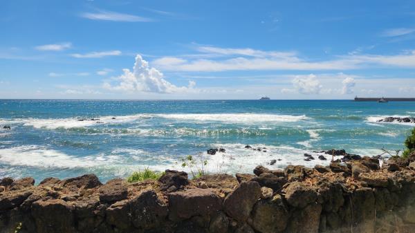 Clear, sunny skies are observed by the beach in Seogwipo, Jeju Island, Thursday. (Lee Jung-joo/The Korea Herald)