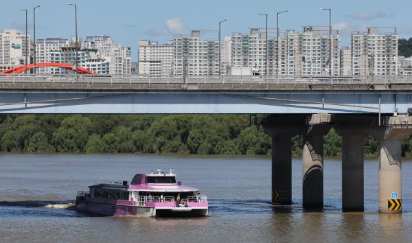 The Hangang Bus is seen heading toward the Yeouido Pier in Yeongdeungpo-gu, western Seoul, Sept. 21. (Yonhap)