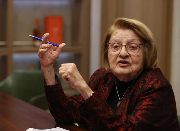 Anne Krueger, a former International Monetary Fund (IMF) deputy managing director and former World Bank chief economist, speaks during a meeting with reporters in Seoul on Thursday. (Yonhap)