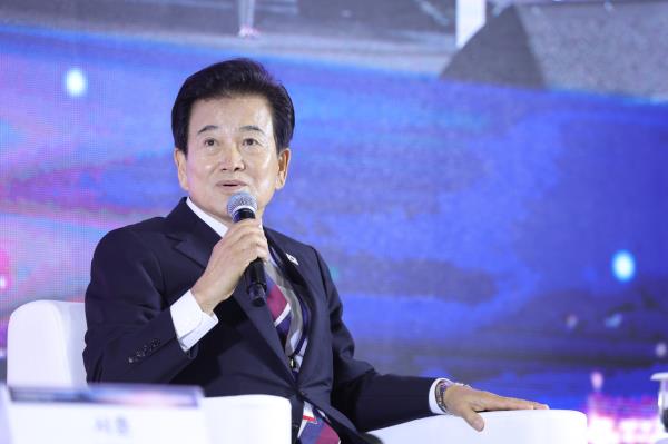 Unification Minister Chung Dong-young speaks during a forum at Camp Greaves in Paju, Gyeonggi Province, on Sept. 19, marking the 7th anniversary of the Inter-Korean Comprehensive Military Agreement. (Yonhap)
