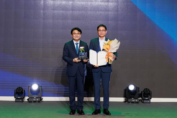 Shin Kyung-chul (right), head of Posco’s Business Support Division, and Lee Woo-young, president of the Human Resources Development Service of Korea pose for a photo at the Excellence in Training Centers ceremony in Seoul, Sept. 4. (Posco)