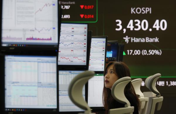 A financial data screen in the dealing room of Hana Bank in Seoul shows the Kospi gaining 0.50 percent during morning trading Thursday. (Yonhap)