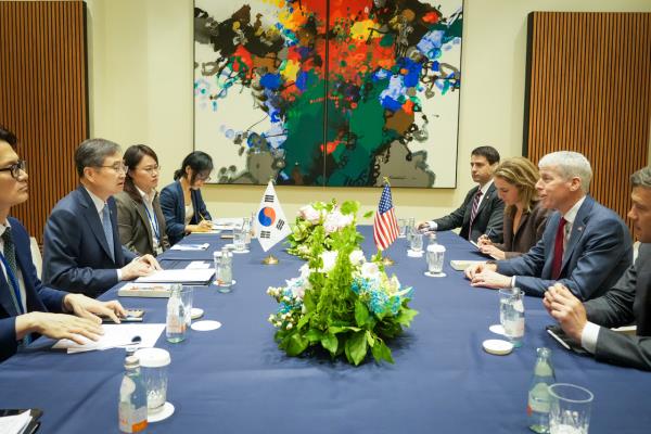 Foreign Minister Cho Hyun (second from left) and US Energy Secretary Chris Wright (second from right) hold a meeting on the sidelines of the UN General Assembly in New York on Thursday. (South Korean Ministry of Foreign Affairs)