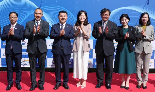 From left: Cambodian Minister-Counsellor Lourn Saboeun, Thai Ambassador to Korea Thanee Sangrat, K-water CEO Yun Seog-dae, Ministry of Environment Director General Kim Hyo-jung, Lao Ambassador to Korea Songkane Luangmuninthone, Vietnamese Minister-Counsellor Nguyen Thi Thai Binh, and Myanmar Minister-Counsellor Shwe Cin Mya Tun applaud at the Korea-Mekong Harmony Dialogue held in Seoul on Friday. (K-water)