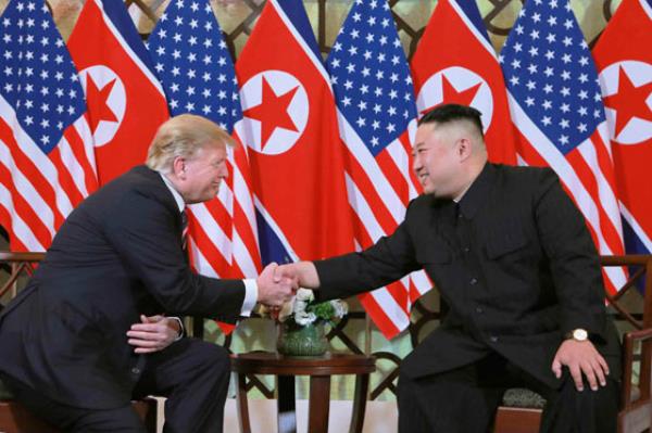 This is a photo of North Korean leader Kim Jong-un and US President Donald Trump holding their second summit in Hanoi, Vietnam, in February 2019. (Herald DB)