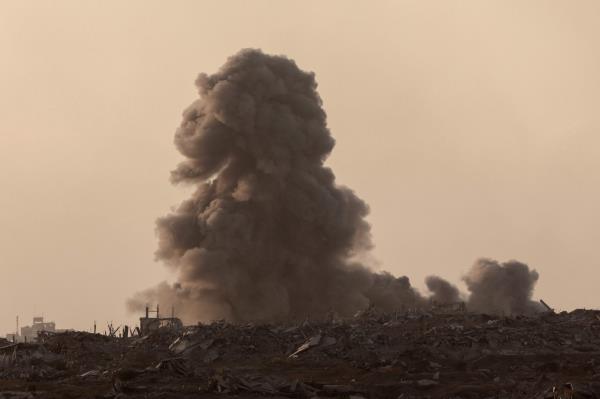 Smoke billows after an Israeli strike on Gaza City, Wednesday.   (AFP-Yonhap)