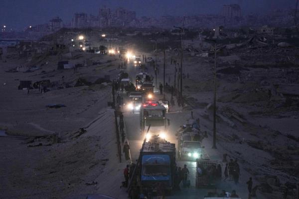 Displaced Palestinians flee northern Gaza, by vehicle and on foot, carrying their belongings along the coastal road near Wadi Gaza, Friday. (AP-Yonhap)