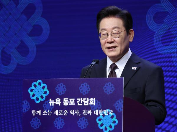 President Lee Jae Myung speaks during a meeting with Korean Americans at a hotel in New York on Monday. (Yonhap)
