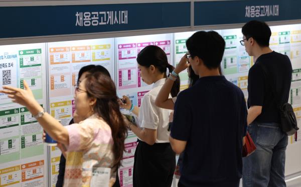 Young Koreans attend a job fair in Seoul on Sept. 16. (Yonhap)