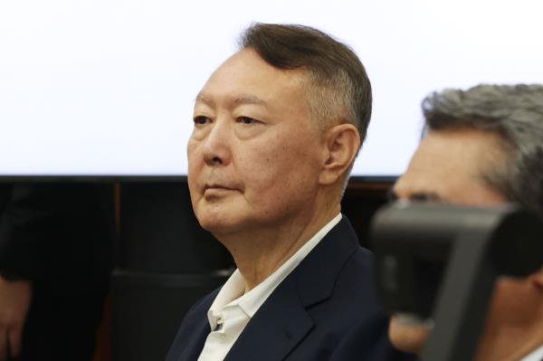 Former President Yoon Suk Yeol attends the first hearing in his criminal trial on abuse of power charges at the Seoul Central District Court in Seocho-gu, southern Seoul, Friday. (Yonhap)