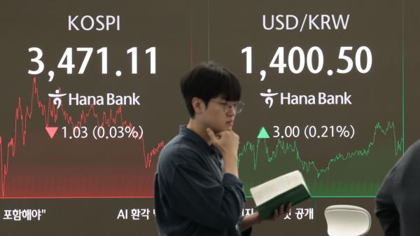 An electronic board showing the Korea Composite Stock Price Index at a dealing room of the Hana Bank headquarters in Seoul on Thursday. (Yonhap)