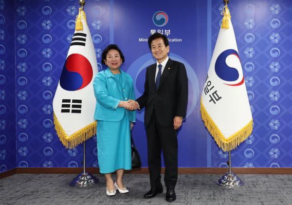 Unification Minister Chung Dong-young (right) shakes hands with Hyun Jeong-eun, chairperson of Hyundai Group, at the government complex in Seoul on Monday. (Yonhap)