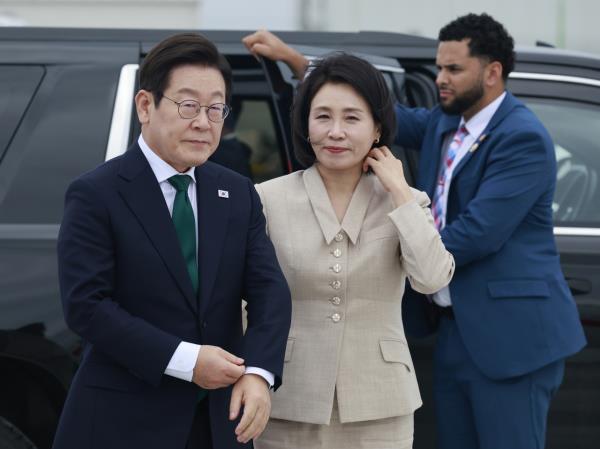 President Lee Jae Myung (left) and first lady Kim Hea Kyung (second from left) are seen in John F. Kennedy International Airport in New York on Thursday. (Yonhap)