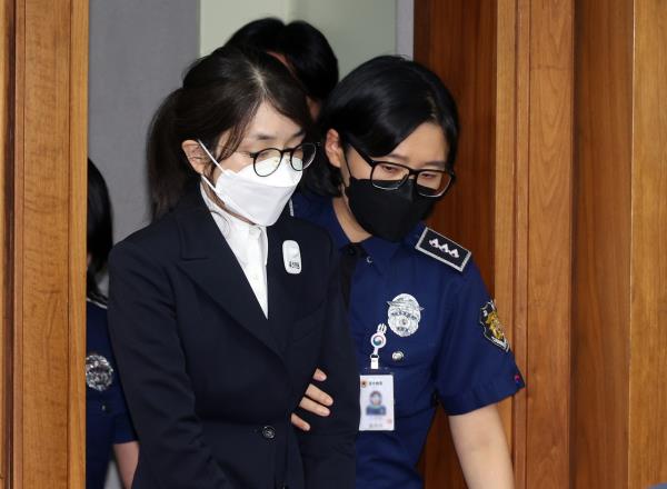 Former first lady Kim Keon Hee attends the first hearing in her criminal trial on charges of influence-peddling in the 2022 by-elections, stock price manipulation and bribery at the Seoul Central District Court in Seocho-gu, Seoul, Wednesday. (Yonhap)