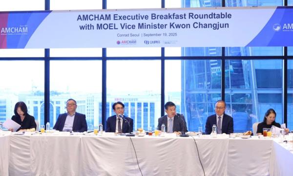 Vice Minister of Employment and Labor Kwon Chang-jun (center left) and AmCham Chairman and CEO James Kim (center right) host a roundtable on South Korea’s labor policy at Conrad Seoul Hotel on Friday. (American Chamber of Commerce in Korea)