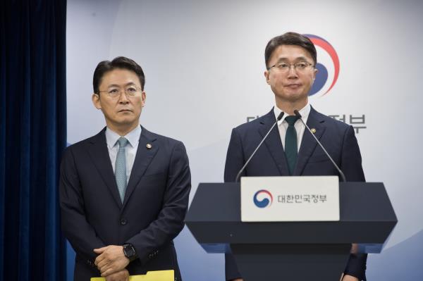 Second Vice ICT Minister Ryu Je-myung (right) and FSC Vice Chairman Kwon Dae-young speak during a joint briefing in Seoul on Friday. (Ministry of Science and ICT)