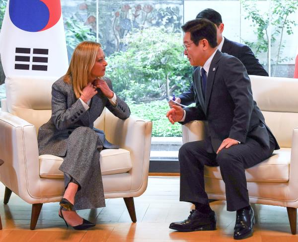 President Lee Jae Myung (right) on Wednesday sat down for talks with Italian Prime Minister Giorgia Meloni at the UN headquarters in New York. (Yonhap)