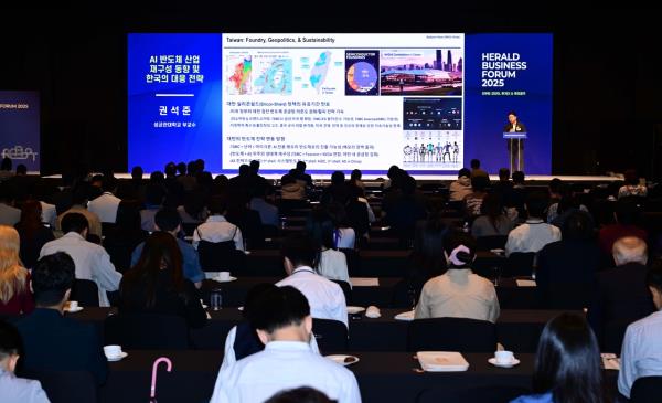 Kwon Seok-joon, associate professor at Sungkyunkwan University, delivers his speech during the Herald Business Forum at the Shilla Seoul on Wednesday. (Lee Sang-sub/The Korea Herald)