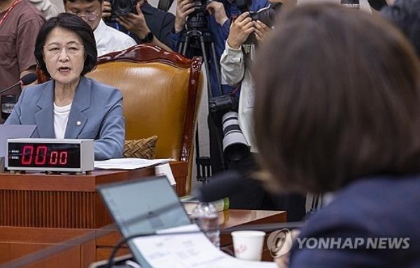 Rep. Choo Mi-ae (L), chief of the Legislation and Judiciary Committee, speaks during a committee session at the National Assembly in western Seoul on Sept. 24, 2025. (Yonhap)