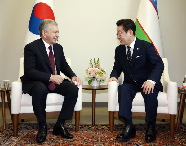 李总理在联合国大会期间会晤乌兹别克斯坦总统，双边关系迎来新突破！
