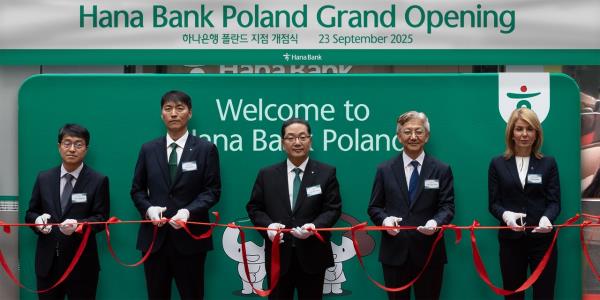 Hana Bank CEO Lee Ho-sung (center) and company officials pose for a photo during the ribbon-cutting opening ceremony of the Wroclaw branch in Poland, Tuesday. (Hana Bank)