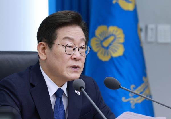 President Lee Jae Myung speaks during a senior secretaries and aides meeting at the presidential office in Yongsan-gu, central Seoul, on Sep. 4. (Yonhap)