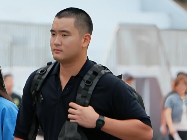 Lee Jee-ho, son of Samsung Group chairman Lee Jae-yong, heads to the entrance ceremony for Navy officer candidates at the Naval Academy in Jinhae-gu, Changwon, South Gyeongsang Province, Monday. (Yonhap)