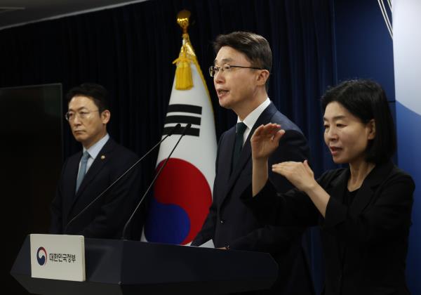 Second Vice Science Minister Ryu Je-myung (center) speaks during a briefing in Seoul on Friday. (Yonhap)
