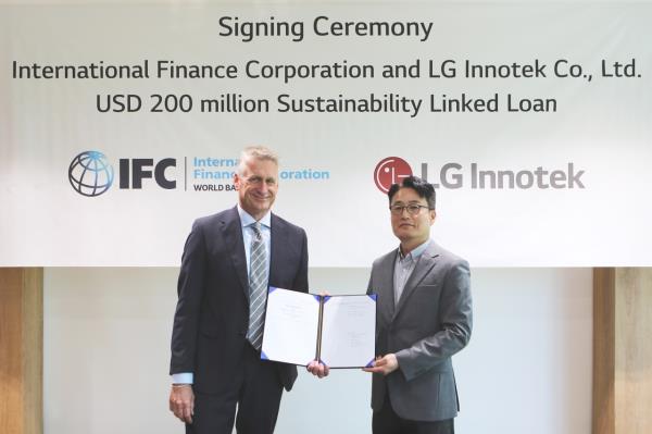 LG Innotek Chief Financial Officer Park Ji-hwan and Carsten Mueller, IFC’s regional industry director for manufacturing, agribusiness and services in Asia, pose for a photo after signing a sustainability-linked loan agreement at LG Innotek