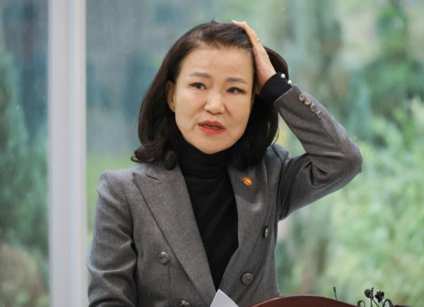 Lee Jin-sook, chair of the Korea Communications Commission, speaks at the National Assembly in Seoul, Sunday. (Yonhap)