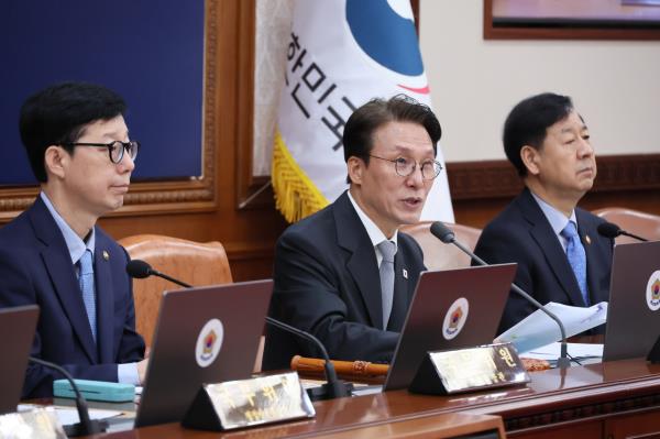 Prime Minister Kim Min-seok (center) presides over a Cabinet meeting at the government complex in Seoul on Tuesday. (Yonhap)