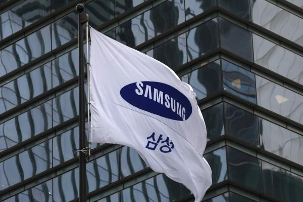 A Samsung flag flies outside the company office in 2024 in Seoul. (Getty Images)
