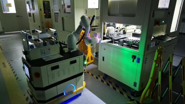 An LG Chem automation robot conducts night-time analysis at the company’s Autonomous Smart Lab. (LG Chem)