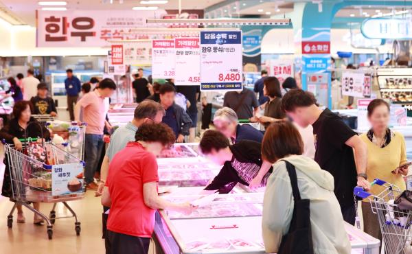Customers shop at a major discount chain store in Seoul on Sunday. (Yonhap)