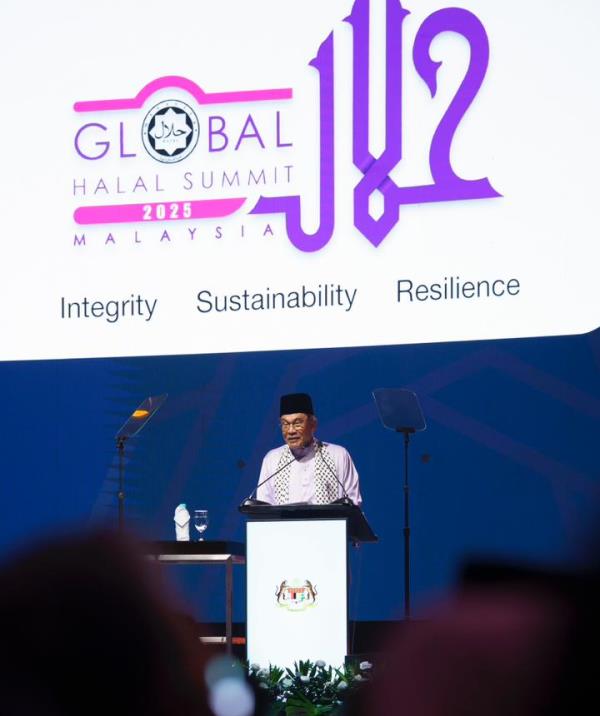 Malaysian Prime Minister Anwar Ibrahim speaks at the opening ceremony of the Global Halal Summit at the Malaysia International Trade and Exhibition Center in Kuala Lumpur, Malaysia, Friday. (Matrade)
