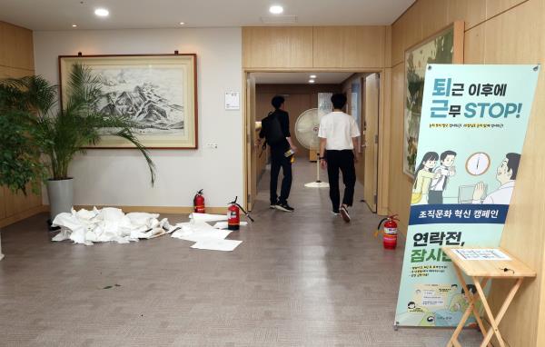 Piles of tissues used to clean up flammable liquid are seen near the entrance to the Minister’s Office on the 6th floor of the Ministry of Employment and Labor at the Government Complex Sejong on Thursday. A man in his 50s was arrested on charges of obstructing official duties after allegedly attempting to ignite the flammable substance. (Yonhap)