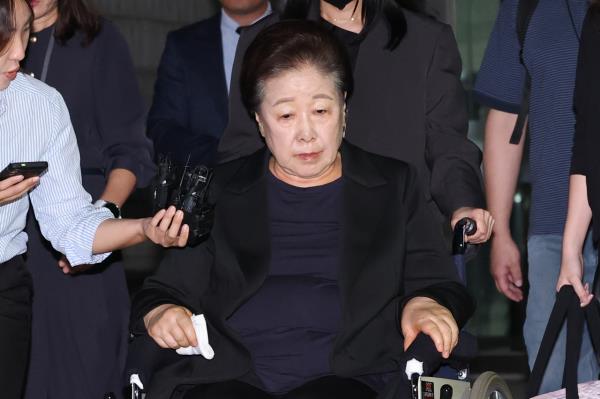Han Hak-ja, leader of the Unification Church, leaves the Seoul Central District Court after her warrant hearing Monday. (Yonhap)