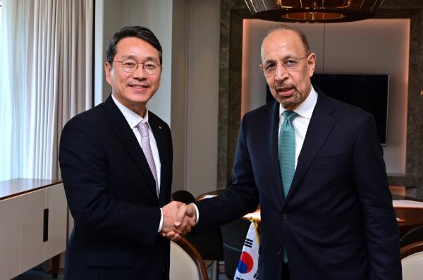 LG Electronics CEO Cho Joo-wan (left) and Saudi Arabia