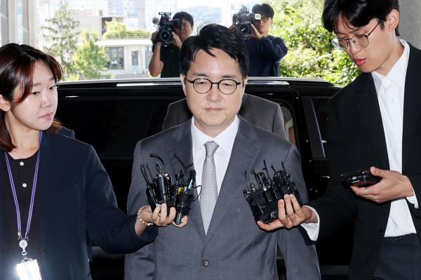 Former Prosecutor General Shim Woo-jung (center) appears at the Seoul High Prosecutors Office in Seoul on Sept. 21, to be questioned by a special counsel team over former President Yoon Suk Yeol