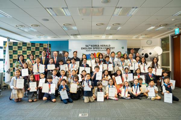 Winners, judges and attendees of the 54th Korea Herald English Speech Contest pose for a picture at the Australian Embassy in Korea in Gwanghwamun, central Seoul, Thursday. (The Korea Herald)