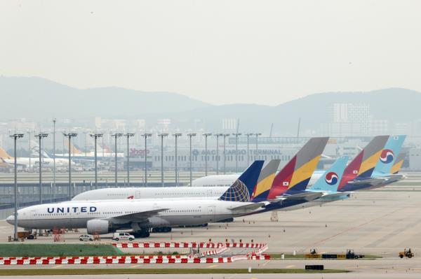 Airplanes are parked at Incheon International Airport on Sept. 11, 2020. (Herald DB)