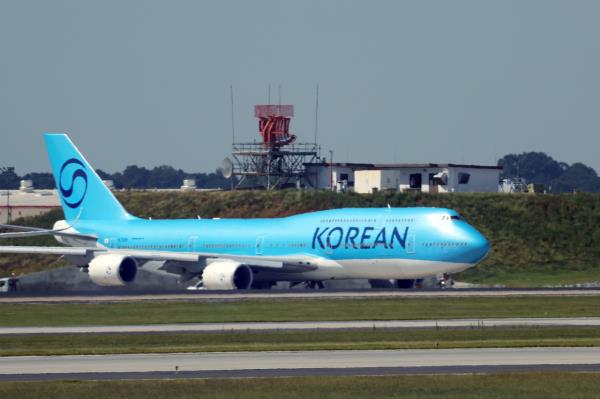 A Korean Air charter carrying Korean workers released from U.S. immigration detention heads for takeoff at Atlanta airport on Sep.11. (Yonhap)