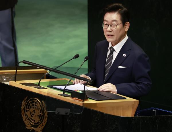President Lee Jae Myung delivers his speech at the United Nations General Assembly in New York on Tuesday. (Yonhap)