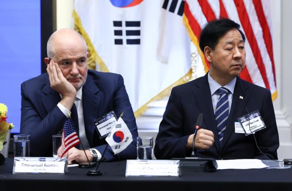 This photo, unrelated to this article, shows South Korean Finance Minister Koo Yun-cheol (right) at the Korea Investment Summit held at the New York Stock Exchange on Thursday. (Yonhap)