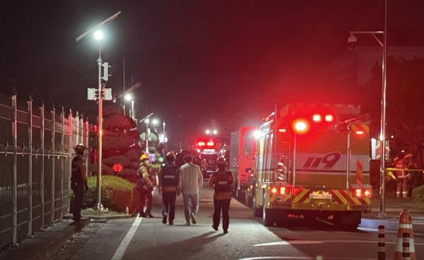 Firefighters and officials respond to a fire at the National Information Resources Service in Daejeon on Friday. (Yonhap)