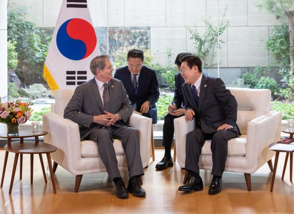 President Lee Jae Myung (right) sits down for talks with US Treasury Secretary Scott Bessent at UN headquarters in New York on Wednesday. (Yonhap)